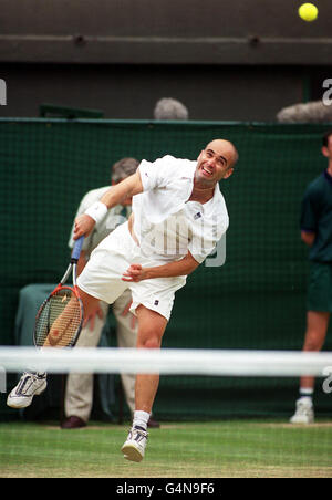 Pas d'utilisation commerciale : Andre Agassi de l'Amérique en action contre Pete Sampras américain pendant la finale des singles hommes à Wimbledon. Sampras défait Agassi 6-3 6-4 7-5 Banque D'Images