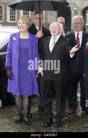 Le président élu Michael D Higgins et sa femme Sabina arrivent aujourd'hui pour sa cérémonie d'inauguration en tant que neuvième chef d'État irlandais au château de Dublin. ASSOCIATION DE PRESSE. Date de la photo : vendredi 11 novembre 2011. Voir PA Story PRÉSIDENT IRLANDAIS. Le crédit photo devrait se lire comme suit : Niall Carson/PA Wire Banque D'Images