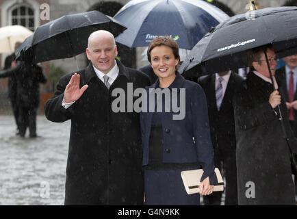 Le candidat à la présidence Sean Gallagher et son épouse Trish arrivent au château de Dublin pour la cérémonie d'inauguration du président élu Michael D Higgins en tant que neuvième chef d'État de l'Irlande aujourd'hui.ASSOCIATION DE PRESSE.Date de la photo : vendredi 11 novembre 2011.Voir PA Story PRÉSIDENT IRLANDAIS.Le crédit photo devrait se lire comme suit : Niall Carson/PA Wire Banque D'Images