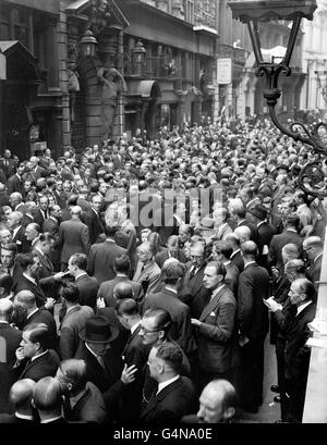 L'immense foule de Thogmorton Street, Londres, alors que des milliers de courtiers et de travailleurs se sont surchargés devant les portes fermées de la Bourse, dans le plus grand marché de « treet » jamais vu. La ruée vers la formation de marchés « non officiels » a suivi la dévaluation de la livre et une proclamation royale fermant les banques et les bourses pour la journée Banque D'Images