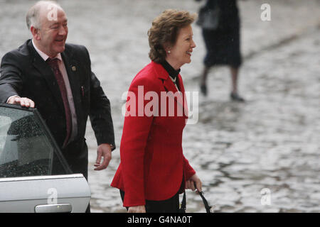 L'ancienne présidente Mary Robinson arrive au château de Dublin pour la cérémonie d'inauguration du président élu Michael D Higgins en tant que neuvième chef d'État irlandais aujourd'hui. ASSOCIATION DE PRESSE. Date de la photo : vendredi 11 novembre 2011. Voir PA Story PRÉSIDENT IRLANDAIS. Le crédit photo devrait se lire comme suit : Niall Carson/PA Wire Banque D'Images