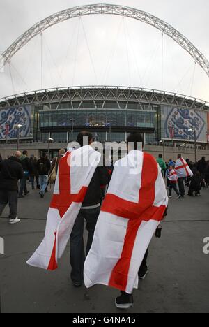 Football - International friendly - Angleterre / Espagne - Wembley Stadium.Les fans d'Angleterre se rendent au stade Wembley avant le match Banque D'Images