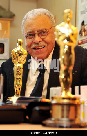 James Earl Jones, l'ancien acteur américain avec son Oscar de la réussite de sa vie, vu réséqué dans un miroir dans son dressing au Wyndham's Theatre où il est vedette dans la conduite de Miss Daisy, dans le centre de Londres. Banque D'Images