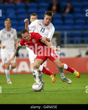 Football - International friendly - pays de Galles v Norvège - Cardiff City Stadium.Craig Bellamy, pays de Galles, est fouillé par Espen Ruud (à droite), en Norvège, lors de l'International friendly au Cardiff City Stadium, Cardiff. Banque D'Images