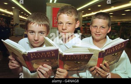 De gauche à droite : Steven Slatter, Barnaby Cartwright et James Richards, tous âgés de douze ans et de l'école Henbury à Bristol, avec leurs copies du dernier livre Harry Potter dans le magasin WH Smith du Mall près de Bristol. Banque D'Images