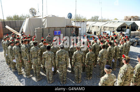 Des soldats de la Compagnie Alpha Grenadier (The Black Watch), 3e Bataillon écossais, assistent à un service du jour du souvenir à la base de patrouille de Kalang, à nad e Ali, en Afghanistan. Banque D'Images