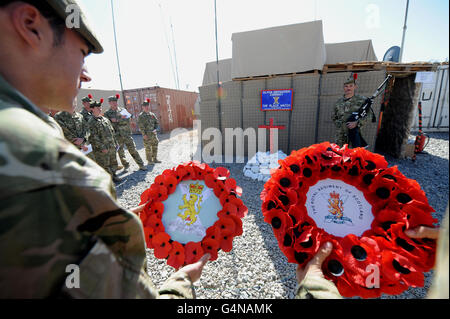 Des soldats de la Compagnie Alpha Grenadier (The Black Watch), 3e Bataillon écossais, assistent à un service du jour du souvenir à la base de patrouille de Kalang, à nad e Ali, en Afghanistan. Banque D'Images