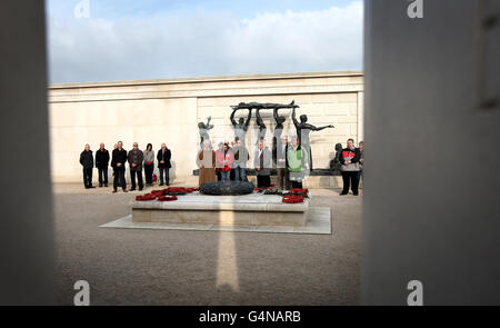 Un rayon de soleil sur les couronnes du Mémorial national, tandis que les gens se tiennent en silence à 11h00 à l'Arboretum du Mémorial national d'Alrewas. Banque D'Images