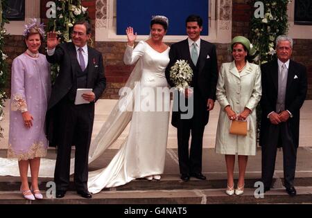 La princesse Alexia de Grèce et son mari Carlos Morales Quintana d'Espagne (au centre) avec (à gauche) ses parents à gauche, le roi Constantine et la reine Anne-Marie de Grèce et (à droite) ses parents, Miguel Morales Armas et Maria Teresa Quintana Gionzalez.* après le mariage à la cathédrale orthodoxe grecque de Sainte-Sophie à Bayswater, dans l'ouest de Londres. Banque D'Images