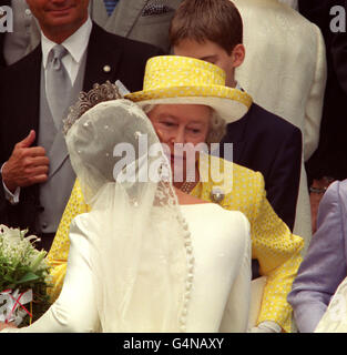 La reine Elizabeth II de Grande-Bretagne embrasse la mariée, la princesse Alexia de Grèce, à la cathédrale orthodoxe grecque de Sainte-Sophie à Bayswater, dans l'ouest de Londres, après son mariage à Carlos Morales Quintana d'Espagne. Banque D'Images