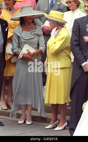 La reine Silvia de Suède (à gauche) et la reine Elizabeth II de Grande-Bretagne discutent après le mariage de la princesse Alexia de Grèce à Carlos Morales Quintana d'Espagne à la cathédrale orthodoxe grecque de Sainte-Sophie à Bayswater, à l'ouest de Londres. Banque D'Images