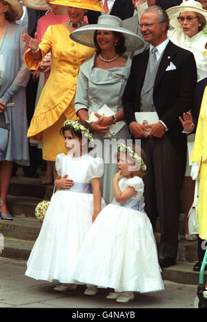 La reine Silvia et le roi Gustaf de Suède avec les deux demoiselles d'honneur, la princesse Mafalda (à gauche) et la princesse Maria Olympia après le mariage de la princesse Alexia de Grèce à Carlos Morales Quintana d'Espagne à la cathédrale orthodoxe grecque de Sainte-Sophie à l'ouest de Londres. * église de Bayswater. Banque D'Images