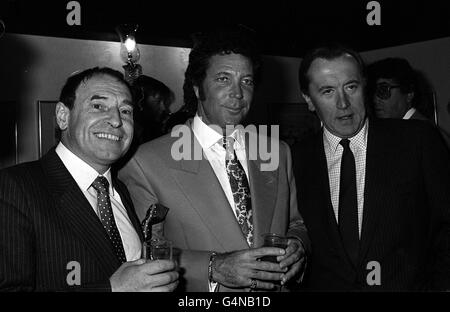 Tom Jones, la star du chant gallois, flanquée de (à droite) David Frost et (à gauche) de l'ancien joueur de rugby gallois Cliff Morgan à l'hôtel Hilton de Londres pour le déjeuner du Variety Club pour célébrer le 25e anniversaire du chanteur gallois dans le domaine du showbusiness. * R/I: 9/7/99: Cliff Morgan - Légende sportive du millénaire. Banque D'Images