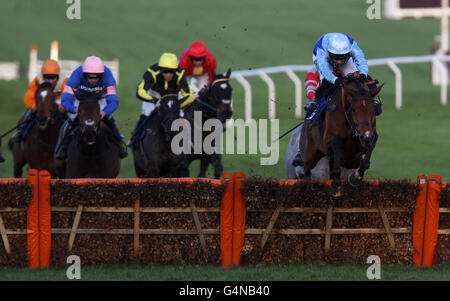 Fingal Bay, criblé de Richard Johnson, saute le dernier La façon de gagner l'obstacle des novices de gestion de Neptune Investment course Banque D'Images