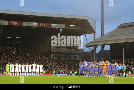 Football - Barclays Premier League - Fulham / Tottenham Hotspur - Craven Cottage.Les joueurs de Tottenham Hotspur et Fulham observent un silence de quelques minutes pour le jour de Rememberance Banque D'Images