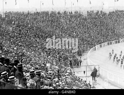 1908: La foule regardant la course de 100 kilomètres de vélo aux Jeux Olympiques de Londres en 1908. Banque D'Images