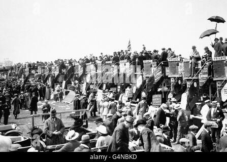 Courses hippiques - The Epsom Derby - 1914.Vue générale sur la foule au Derby.La course a été remportée par 'Durbar II', Matt MacGee UP. Banque D'Images