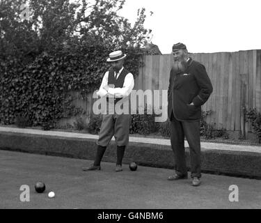 Sport - boules.Dr W.G.Grace (à droite) le célèbre joueur de cricket qui joue des bols, c.1911. Banque D'Images