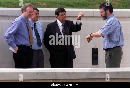 Le président de Sinn Gerry Adams vérifie sa montre avec Pat Doherty Vice-président, la paire était à l'extérieur avec ses collègues Martin McGuinness et Mitchell McLaughlin, les quatre ont tenu une discussion privée à l'extérieur des édifices du Parlement à Belfast. Banque D'Images