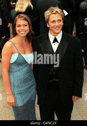 La chanteuse pop Billie et Ritchie Neville, du groupe de garçons Five, arrivent pour la première royale de Star Wars : épisode 1, The Phantom menace à Leicester Square, Londres. Banque D'Images