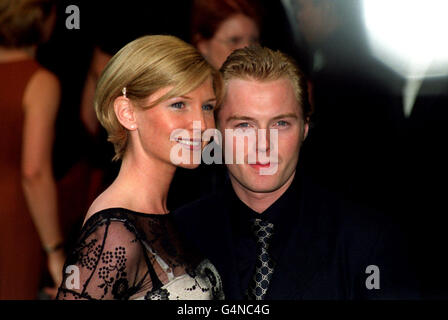 Chanteur avec le groupe pop Boyzone Ronan Keating, et sa femme Yvonne, arrivant pour la première royale de 'Star Wars Episode 1: The Phantom menace' à Leicester Square, Londres. Banque D'Images