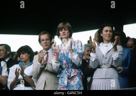 PA News photo juillet 1981 : Lady Diana Spencer(centre) - plus tard la princesse de Galles - avec la princesse Stephanie (à gauche) et le prince Albert (deuxième à gauche) de Monaco applaudissant John McEnroe après qu'il ait battu Bjorn Borg pour gagner la finale masculine de Wimbledon à Londres. Banque D'Images