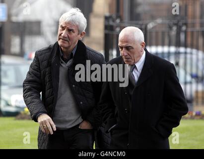 Terry McDermott (à gauche) arrive pour le Memorial Service de Ginger McCain à la cathédrale de Liverpool, à Liverpool. Banque D'Images