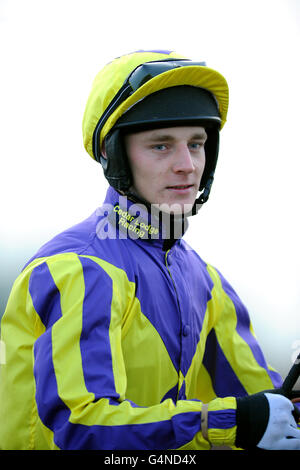 Jockey Matt Griffiths sur le sous-sol avant l'E.B.F. David Nicholson Memorial 'Junior' Standard Open NH Flat Race Banque D'Images