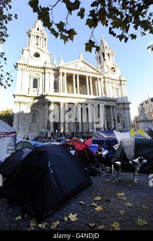 Les manifestants anticapitalistes qui ont été campés devant la cathédrale Saint-Paul pendant un mois, dans le cadre de la manifestation Occupy London stock Exchange, doivent quitter leur tente aujourd'hui ou faire face à une action de la High court, Après la City of London Corporation, hier, a signifié un avis d'expulsion légale sur les activistes qui leur donne jusqu'à 18 heures aujourd'hui pour partir. Banque D'Images