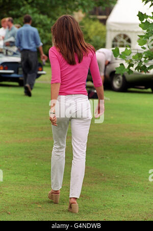 L'actrice Liz Hurley au début du Trivial Pursuit Rally au château de Sudeley. Banque D'Images