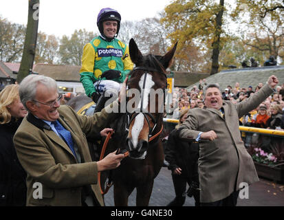 Kauto Star entre dans l'enceinte des gagnants avec le pilote Ruby Walsh, le propriétaire Clive Smith (à gauche) et le formateur Paul Nicholls (à droite) après avoir remporté le Betfair Chase pendant le Betfair Chase Raceday à l'hippodrome de Haydock Park. Banque D'Images