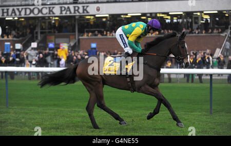 Courses hippiques - Betfair Chase Raceday - Haydock Park Racecourse.Kauto Star monté par Ruby Walsh va poster avant le Betfair Chase pendant le Betfair Chase Raceday à l'hippodrome de Haydock Park. Banque D'Images