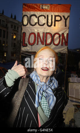 Madame Vivienne Westwood s'adresse aux manifestants anticapitalistes campés devant la cathédrale Saint-Paul dans le cadre de la manifestation Occupy London stock Exchange. Banque D'Images