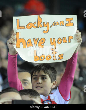 Rugby League - quatre nations - finale - Angleterre / Australie - Elland Road.Un jeune fan tient un message pour Darren Lockyer en Australie lors du match final des quatre nations à Elland Road, Leeds. Banque D'Images