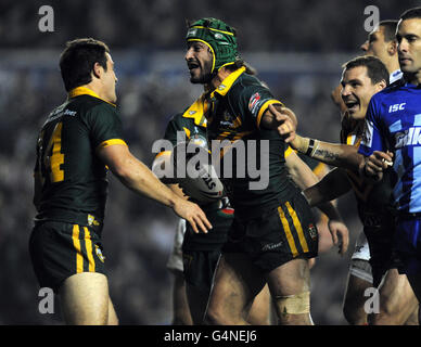 Rugby League - quatre nations - finale - Angleterre / Australie - Elland Road.Johnathan Thurston, un australien, célèbre son essai avec Cooper Cronk (à gauche) lors du match final des quatre nations à Elland Road, Leeds. Banque D'Images