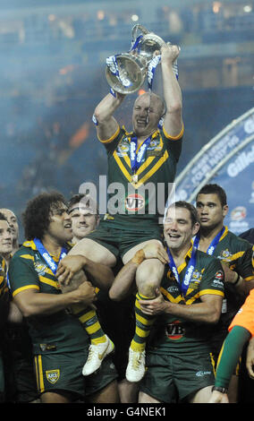 Le capitaine d'Australie Darren Lockyer est levé par ses coéquipiers Sam Thaiday et Cameron Smith (à droite) pour célébrer le trophée après avoir remporté le match final des quatre nations à Elland Road, Leeds. Banque D'Images