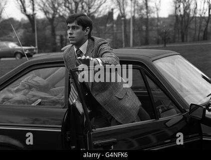 Le prince Andrew (plus tard le duc de York) arrive au camp d'entraînement des Royal Marines à Lympstone, Devon, à partir d'un sort à bord du transporteur Hermes. Banque D'Images