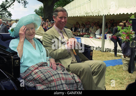 La Reine mère, avec son petit-fils, le Prince de Galles, lors d'une visite au spectacle de fleurs de Sandringham. Banque D'Images