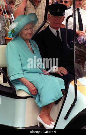 La Reine mère lors d'une visite au spectacle de fleurs de Sandringham. Banque D'Images