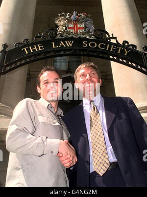 Le sprinter Dougie Walker (26) se serre la main avec David Moorcroft (R), directeur général de UK Athletics, après une conférence de presse à Londres, où toutes les accusations de dopage contre le sprinter écossais ont été abandonnées après un comité disciplinaire de trois personnes. * le champion européen de 200 mètres a été suspendu en mars après que des traces de substance interdite nandrolone ont été trouvées dans un test hors compétition en décembre 1998. Banque D'Images