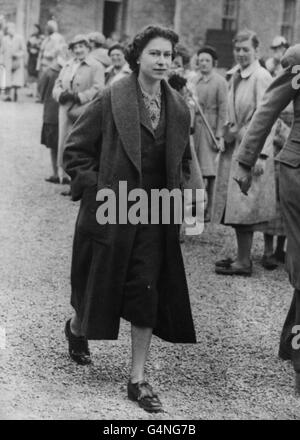 La reine Elizabeth II part des écuries de Badminton, où elle assistait aux épreuves de trois jours. Banque D'Images