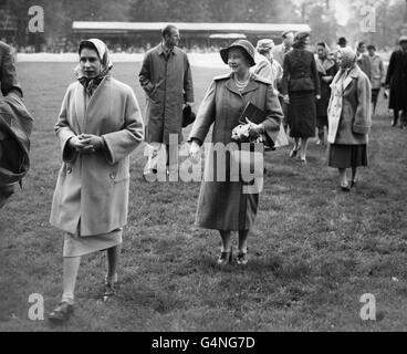 La reine Elizabeth II et la reine mère quittent l'anneau de dressage pendant le premier jour des épreuves de chevaux de trois jours au Badminton. Banque D'Images