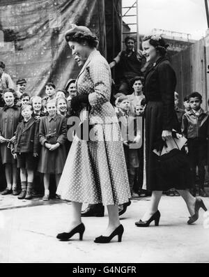 La reine Elizabeth II quitte l'abbaye de Westminster lorsqu'elle était là pendant 90 minutes lors d'une répétition du Couronnement.Après elle de l'abbaye est la duchesse de Norfolk, qui se tient pour la Reine aux répétitions. Banque D'Images