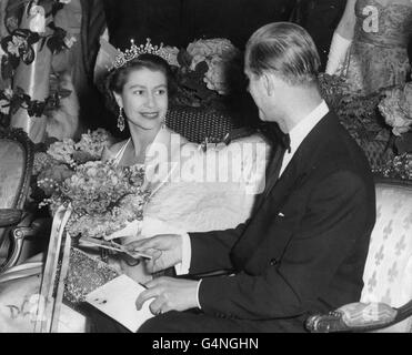 La reine Elizabeth II et le duc d'Édimbourg dans la boîte royale avant la représentation de gala du roi Henry VIII au Old Vic, sur Waterloo Road, à Londres. Banque D'Images