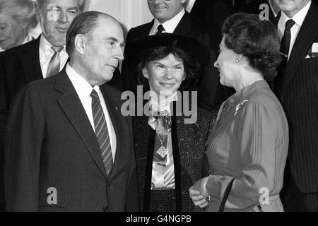 La Reine dit adieu au président français François Mitterand et à Madame Danielle Mitterand sur les marches du Palais de Buckingham à la fin de la visite d'État. Banque D'Images