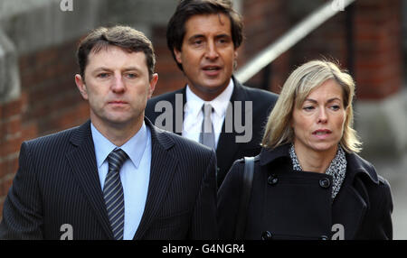 Kate et Gerry McCann arrivent à la haute Cour de Londres pour témoigner de l'enquête Leveson sur les normes de la presse concernant leurs expériences des médias après que leur fille Madeleine ait disparu. Banque D'Images