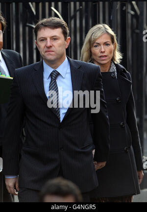 Kate et Gerry McCann arrivent à la haute Cour de Londres pour témoigner de l'enquête Leveson sur les normes de la presse concernant leurs expériences des médias après que leur fille Madeleine ait disparu. Banque D'Images