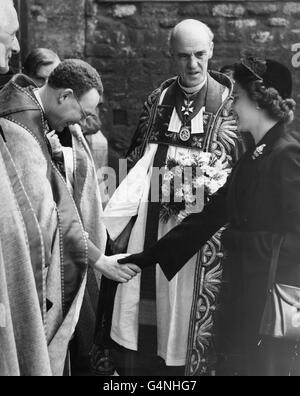 La reine Elizabeth II est accueillie par des membres du clergé à son arrivée à l'abbaye de Westminster pour participer à la cérémonie traditionnelle du jeudi Maundy, son premier engagement public depuis le début de son règne.Le centre est le Dr Alan Don, doyen de Westminster. Banque D'Images