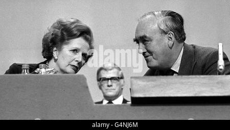 Le premier ministre Margaret Thatcher à la conférence du Parti conservateur de 1982, en discussion avec le secrétaire à l'intérieur William Whitelaw.10/1/88: Whitelaw démissionne en tant que PM adjoint après un accident vasculaire cérébral léger.1/7/99: Lord Whitelaw meurt, âgé. Banque D'Images