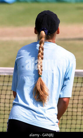 Pas d'utilisation commerciale: La star russe de tennis Anna Kournikova lors d'une séance d'entraînement aux championnats de tennis de Wimbledon. Kournikova doit jouer à venus Williams. Banque D'Images